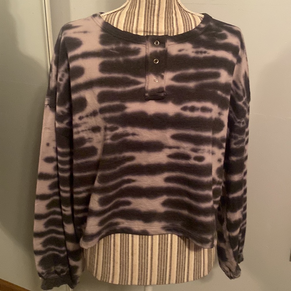Urban Rebel Crop Top. Tye die. Black and Grey. Size Large. NWT.